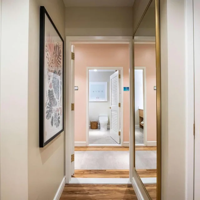 غرفة بسرير كينج بشرفة مع أريكة بمطبخ، Embassy Suites By Hilton Orlando Sunset Walk 10/10