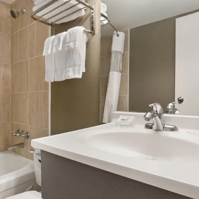 غرفة بسرير كينج وسريرين كوين، Days Inn by Wyndham Fallsview 7/7