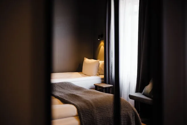 غرفة ثلاثية بفراش فوتون وسرير مزدوج وسرير فردي، Hotel Odinsve 8/10