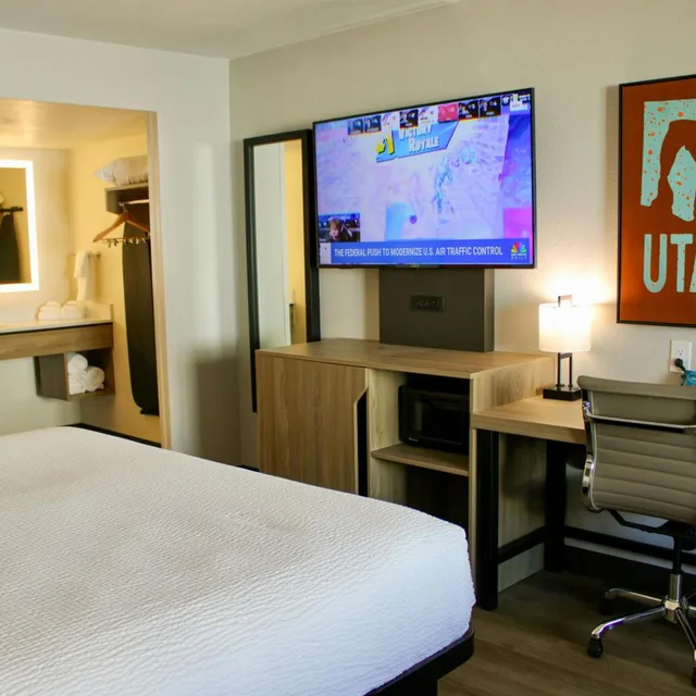 غرفة بسرير كينج بحوض استحمام لذوي الإعاقة، The Cairn Hotel 2/4