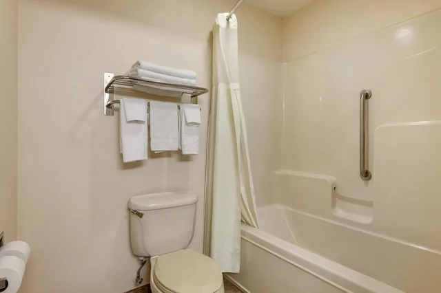 غرفة قياسية بسرير كينج، Best Western Parsons Inn 6/7