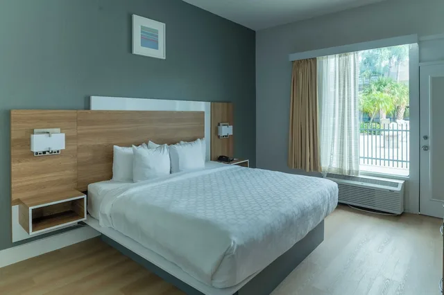 Upgrade, Suite, King Bed، Clarion Inn and Suites Central Clearwater Beach FL 1/7