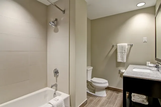 غرفة قياسية بسرير كينج بشرفة، Best Western London Airport Inn Suites 7/7