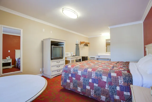 غرفة قياسية بسرير كينج، Abby S Anaheimer Inn 5/9