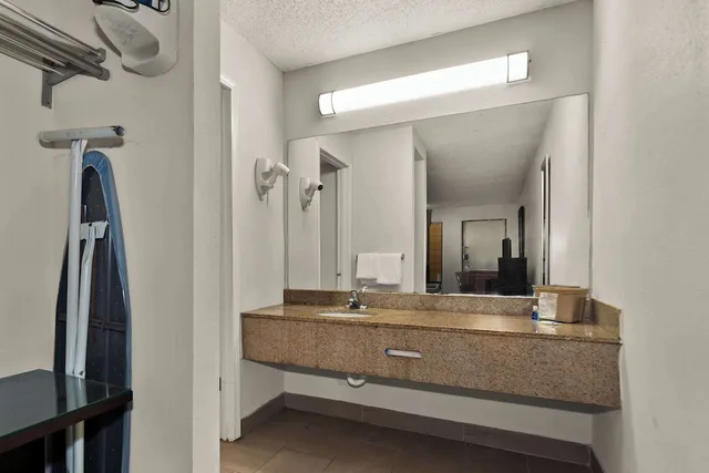 غرفة قياسية بسرير كينج، Rodeway Inn Lumberton Central 6/6