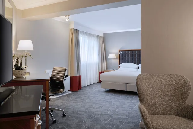 غرفة سوبيريور بسرير كينج مع أريكة، Delta Hotels by Marriott Northampton 3/4