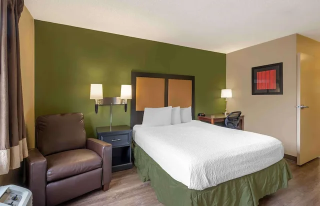Studio, Queen Bed, Extended Stay America Chicago- Woodfield Mall-Convention Ctr 2/5