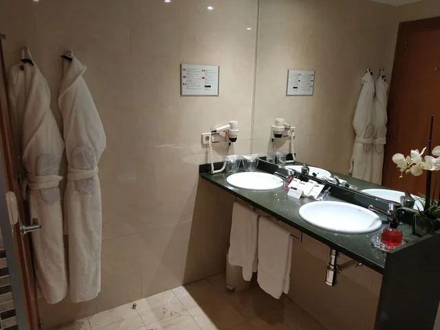 غرفة ديلوكس بسرير كينج بشرفة، Sorolla Centro 3/3