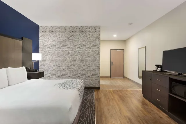 غرفة تنفيذية بسرير كينج لذوي الإعاقة، La Quinta Inn Suites By Wyndham Rock Hill 1/4