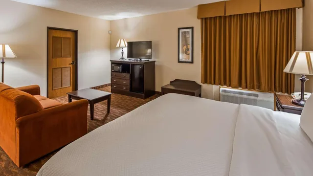 جناح بسرير كينج مع أريكة بجاكوزي، Best Western Music Capital Inn 4/6