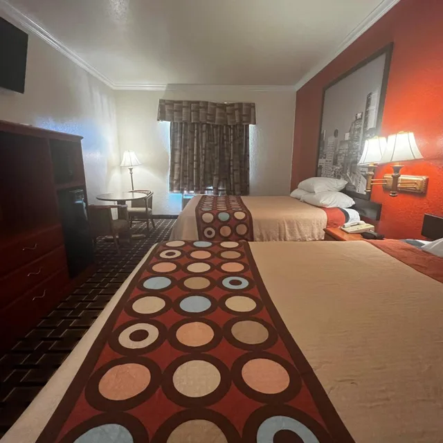 غرفة بسريرين كوين بحوض استحمام لذوي الإعاقة، Super 8 By Wyndham Brookshire Tx 10/10