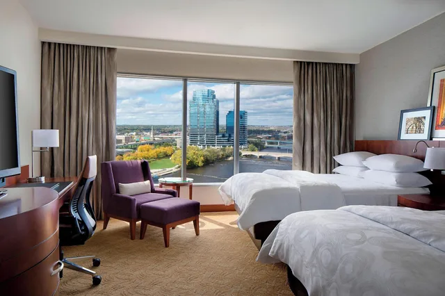 غرفة رباعية بسريرين كوين بإطلالة على المدينة، JW Marriott Hotel Grand Rapids 2/5