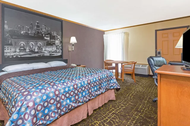 غرفة قياسية بسرير كينج للمدخنين، Super 8 By Wyndham Kansas City Airport 3/5