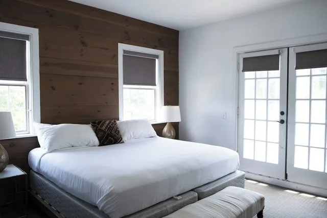 Comfort, Single, King Bed, Balcony, Shelter Harbor Inn 2/8