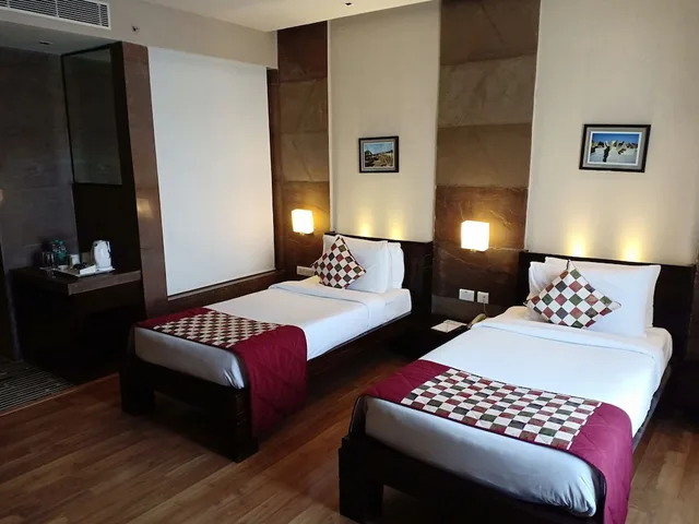 غرفة بسريرين منفصلين للمدخنين، Ramada by Wyndham Ajmer 1/9