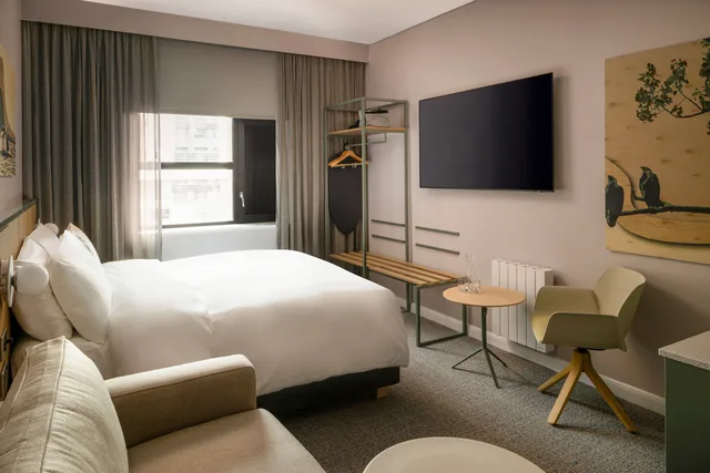 غرفة بريميوم بسرير كينج مع أريكة بمطبخ صغير، voco Zeal Exeter Science Park By IHG 2/4