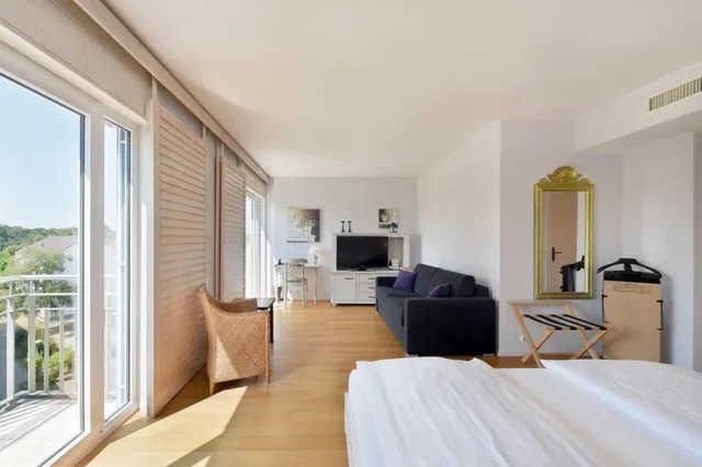 جناح جونيور، Hotel Hirschen in Freiburg-Lehen 3/4