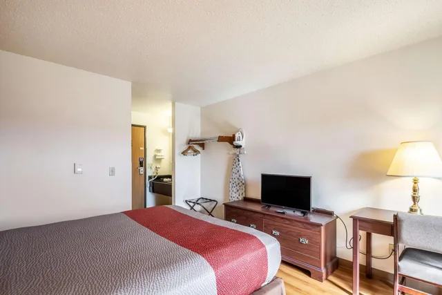 غرفة بسرير كينج لغير المدخنين، Motel6 Saukville, WI 6/10