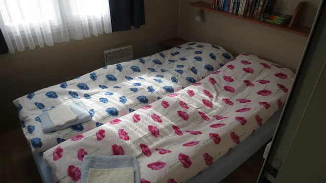 كوخ صغير بسرير بطابقين وسريرين كوين، Laekjarkot Rooms And Cottages 1/1