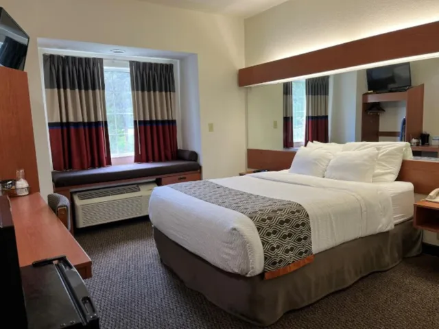 غرفة بسرير كوين، Microtel Inn & Suites By Wyndham Lady Lake/The Villages 2/4