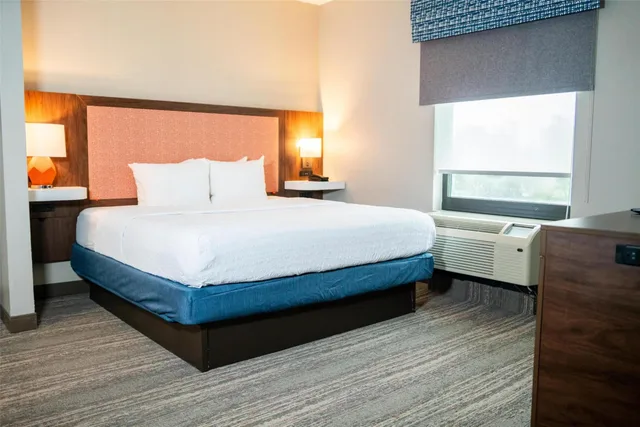 جناح بسرير كينج مع أريكة بمطبخ، Hampton Inn Gonzales 3/6