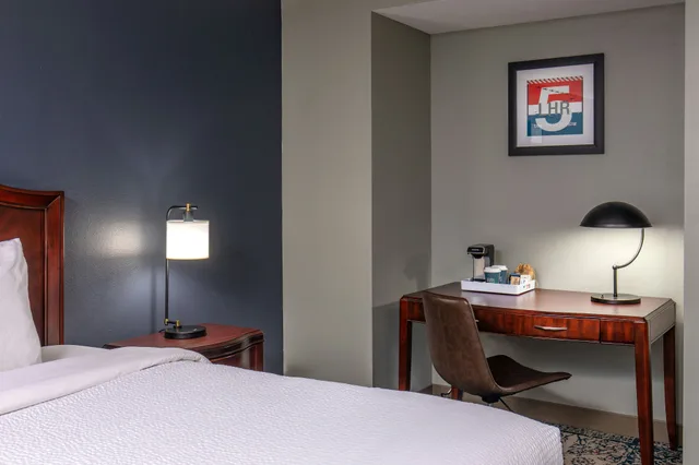 غرفة بسرير كينج، FOUR POINTS BY SHERATON KALAMAZOO 2/6