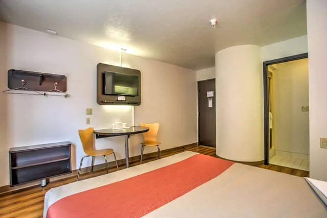 1 Queen Bed - Non-Smoking, Micfridge، Motel6 Bozeman, MT 4/10