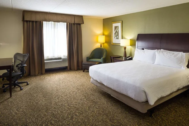 غرفة بسرير كينج بحوض استحمام لذوي الإعاقة، Hampton Inn Hanes Mall Winston-Salem 1/3