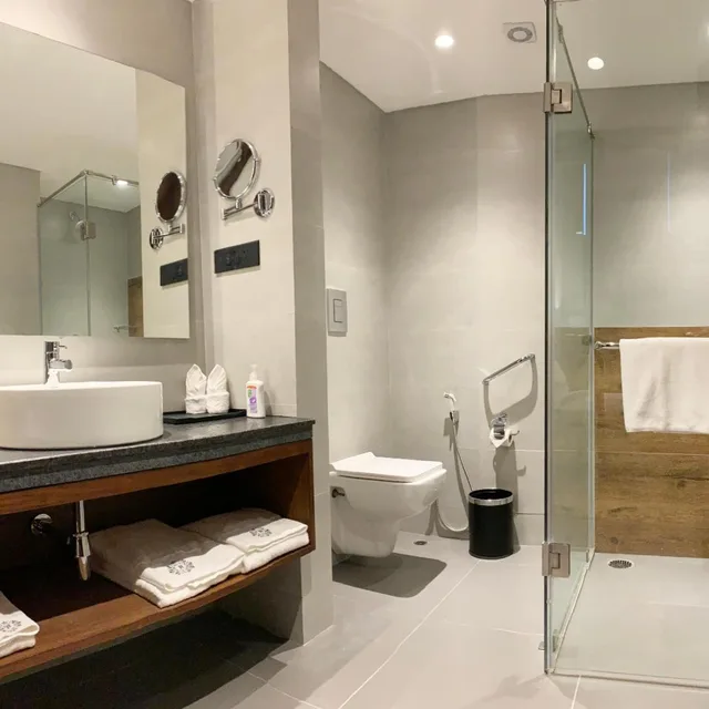 غرفة فاخرة بإطلالة على البحيرة بشرفة، The Rosefinch Sarovar Portico 6/6