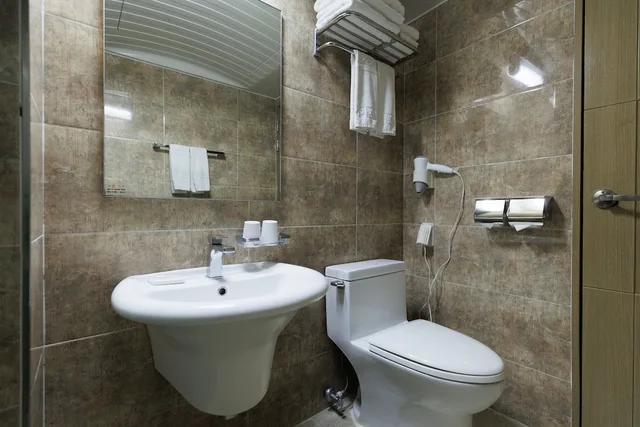 غرفة بريميير بسريرين منفصلين وسرير كينج وسرير فردي بإطلالة على البحر، Benikea Hotel Jeju 3/3