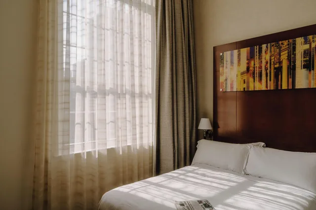 غرفة بسرير مزدوج بمطبخ صغير، Club Quarters Hotel In Philadelphia 3/5