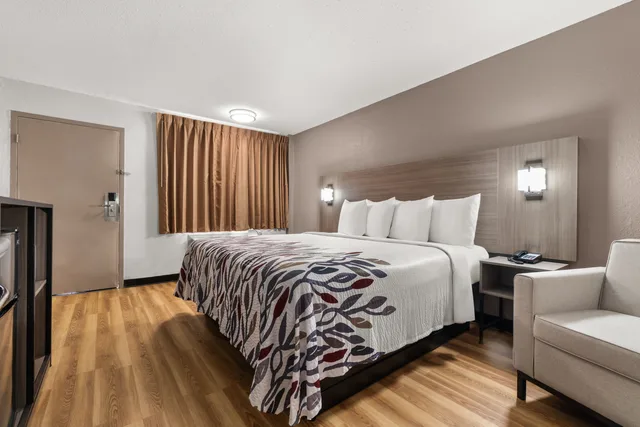 Non-Smoking Superior 1 King Bed, Micro-Fridge، Red Roof Inn Memphis - Graceland/ Airport 3/10