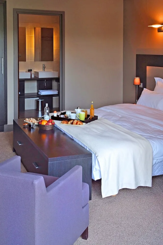 جناح بسرير مزدوج بإطلالة على البحيرة مع أريكة، Hotel Les Rives 1/6
