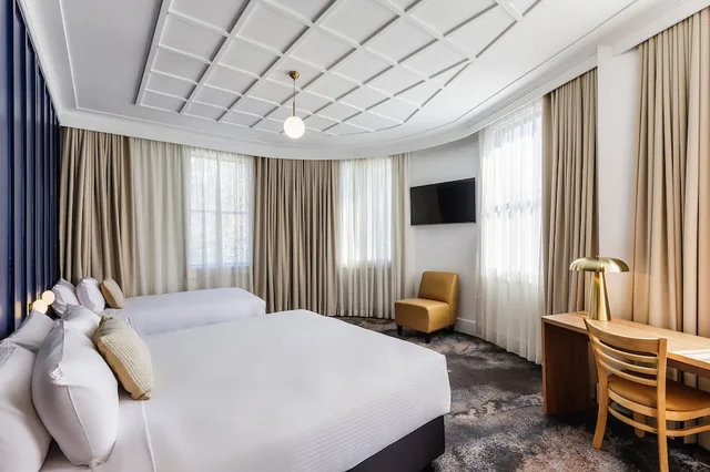 غرفة سوبيريور بسرير كينج وسرير فردي، Royal Exhibition Hotel 1/4