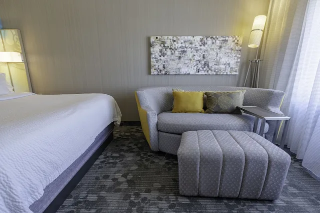 غرفة بسرير كينج مع أريكة لذوي الإعاقة، Courtyard by Marriott Cleveland Willoughby 3/7