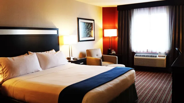 Standard, 2 Queen Beds, Holiday Inn Express Bakersfield 1/3