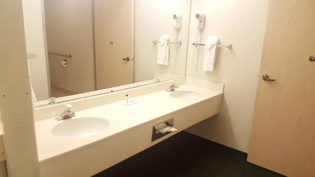 جناح استوديو تنفيذي بسرير كينج لذوي الإعاقة، Baymont by Wyndham Coeur d'Alene 4/6