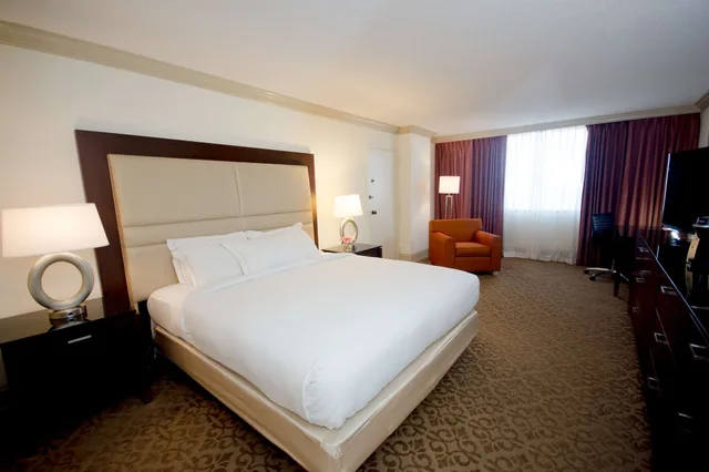 جناح تنفيذي بسرير كينج بغرفة نوم واحدة، Hilton Palm Beach Airport 2/4