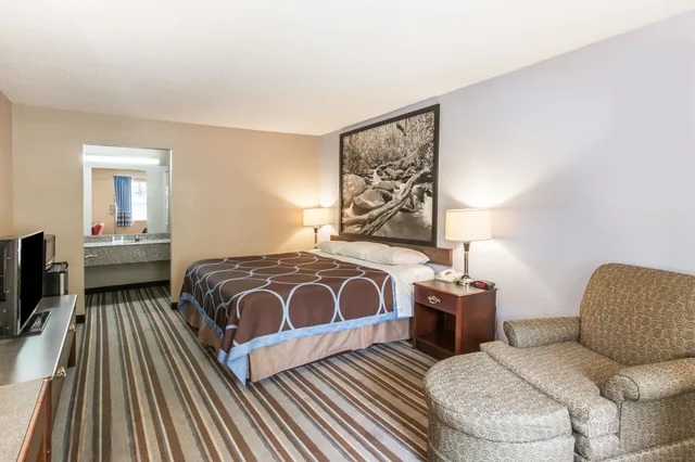 غرفة بسرير كوين لذوي الإعاقة، Super 8 by Wyndham Caryville TN 1/2