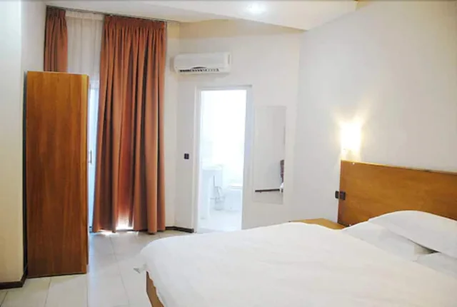 Room, Queen Bed, Robinhood Inn 1/6
