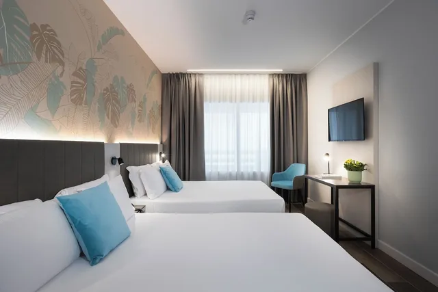 غرفة عائلية بسرير كوين وسرير فردي مع أريكة، iH Hotels Milano Centrale 1/9