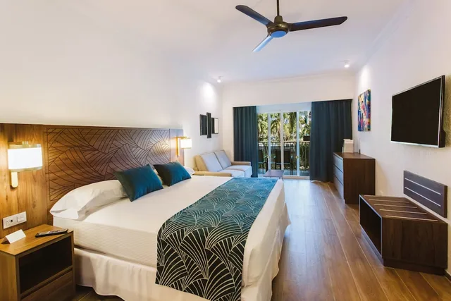 غرفة بسرير كينج بإطلالة جزئية على البحر، RIU Vallarta All Inclusive 1/3