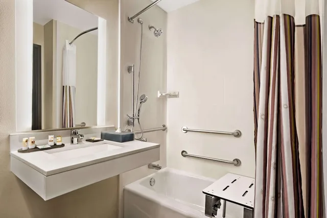 غرفة بسريرين كوين لذوي الإعاقة، La Quinta Inn & Suites by Wyndham San Bernardino 2/2