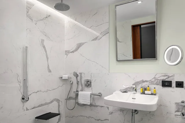 جناح كلوب بسرير كينج بشرفة بغرفة نوم واحدة للمدخنين، Prague Marriott Hotel 7/7