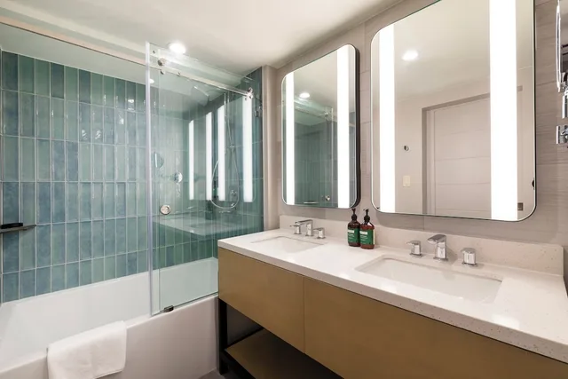غرفة قياسية بسريرين مزدوجين بإطلالة على البحر، Crowne Plaza Resort Saipan an IHG Hotel 8/10