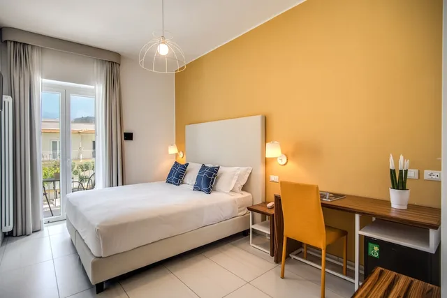 غرفة بسرير كينج بإطلالة على المسبح، Hotel Florida Sorrento 2/6