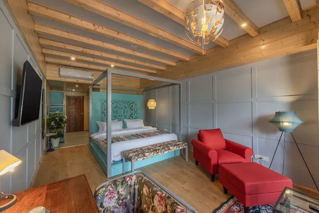 Luxury, King Bed, Mountain View, Balcony, Echor Himalayan Heights Luxe Manali 4/8
