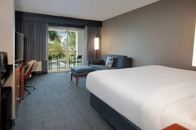 غرفة بسرير كينج بشرفة، Courtyard Fort Lauderdale SW Miramar 1/5