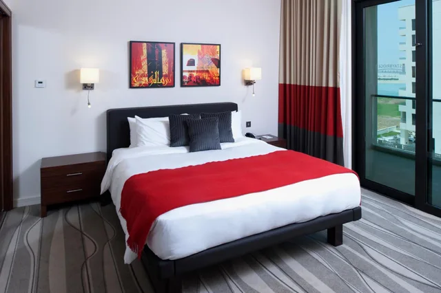 جناح عائلي بشرفة بغرفة نوم واحدة للمدخنين، Staybridge Suites Abu Dhabi Yas Island 1/3