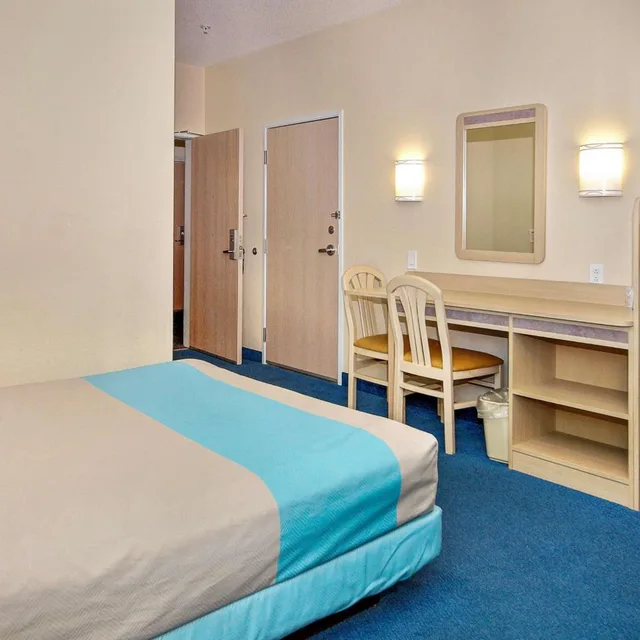 Room, Queen Bed, Motel6 Peterborough, ON 3/7
